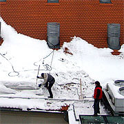 Shazování sněhu ze střech Brno