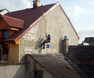 183 | Zednické výškové práce - natažení omítky na štítovou stěnu bez lešení