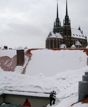 Úklid sněhu ze střechy Reduty, Brno