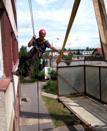 Demontáž balkonů na panelovém domě